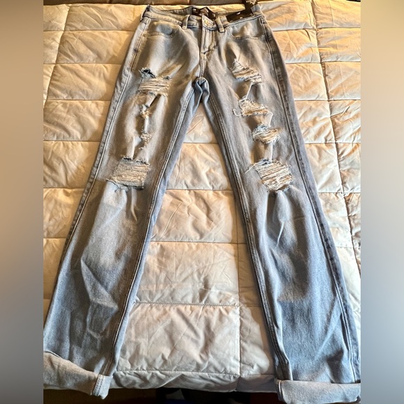 NWT Hollister light wash distressed denim jeans. Size 00R. Low rise boyfriend. - Picture 2 of 9
